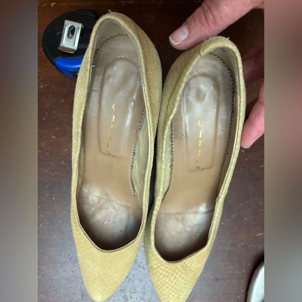 Woman’s cities 2.5” heels pale yellow reptile scale party quiet luxury preloved